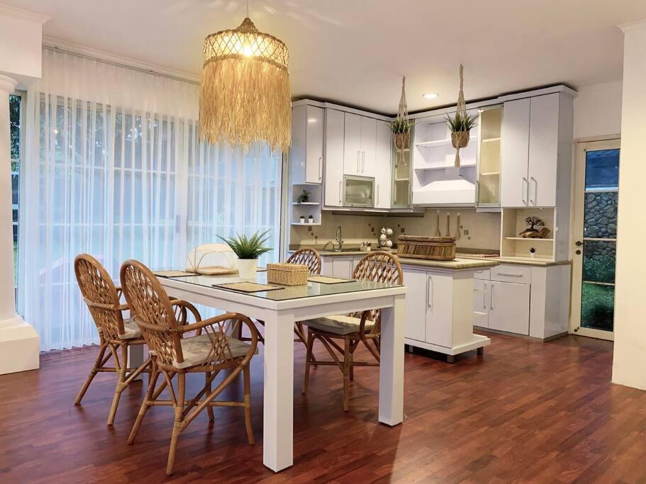 Tropical Villa By Villapedia Citaringgul Extérieur photo