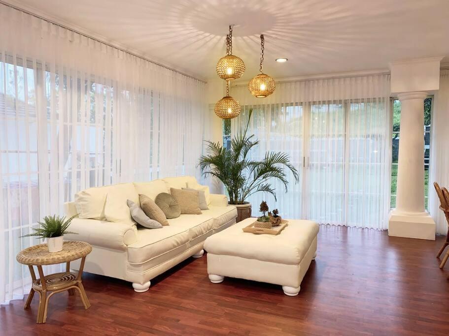 Tropical Villa By Villapedia Citaringgul Extérieur photo